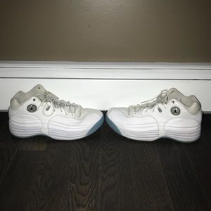 MENS SIZE 10.5 AIR JORDAN BASKETBALL SHOES